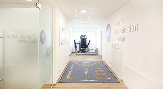Physio Plus Therapieinstitut mit Therapiegeräten in den Räumlichkeiten.